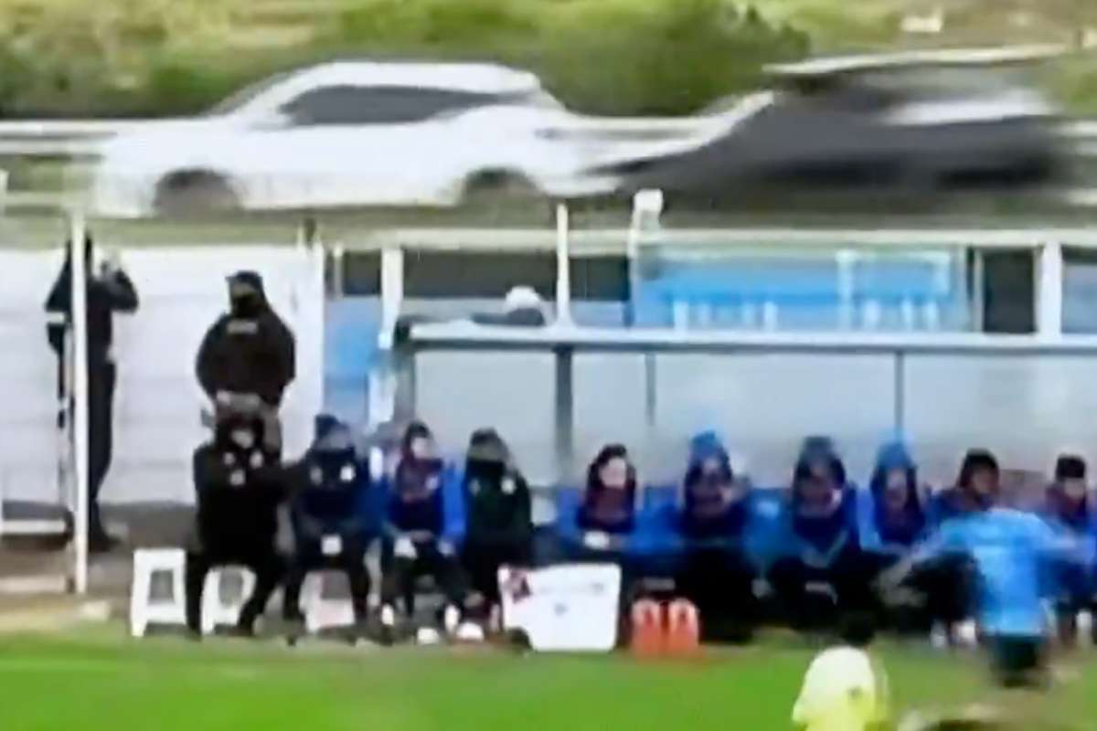 VIDEO O minge trimisa pe strada in timpul unui meci de liga a doua a provocat un accident rutier