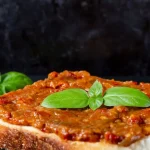 De ce se pune puțin zahăr în zacuscă. Trucul care echilibrează gustul fără a o îndulci