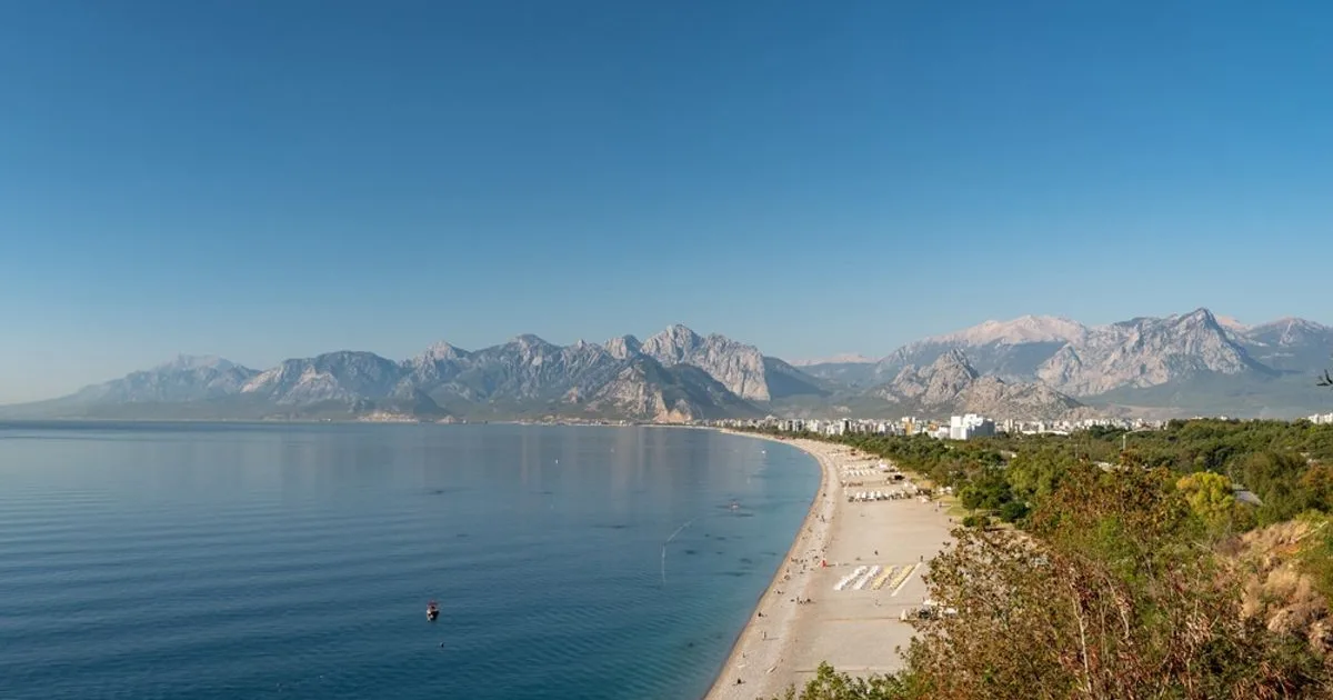 Orașul european perfect pentru plajă în septembrie. Temperaturi de până la 31°C