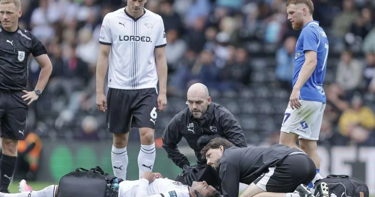 Panică în Derby - Birmingham: Henrik Meister s-a prăbușit pe teren și a fost scos pe targă 2 Panică în Derby - Birmingham: Henrik Meister s-a prăbușit pe teren și a fost scos pe targă
