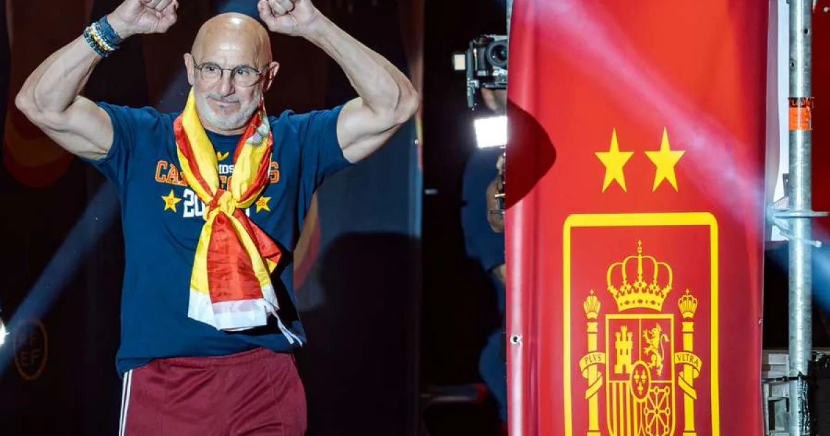 Șeful Federației Spaniole dezvăluie prelungirea contractului lui Luis de la Fuente 2 Șeful Federației Spaniole dezvăluie prelungirea contractului lui Luis de la Fuente