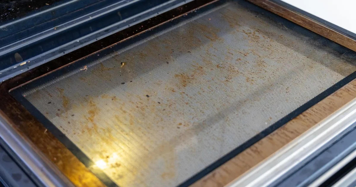 Cum cureți geamul cuptorului de grăsimea arsă. Trucul simplu pentru pete fără frecat