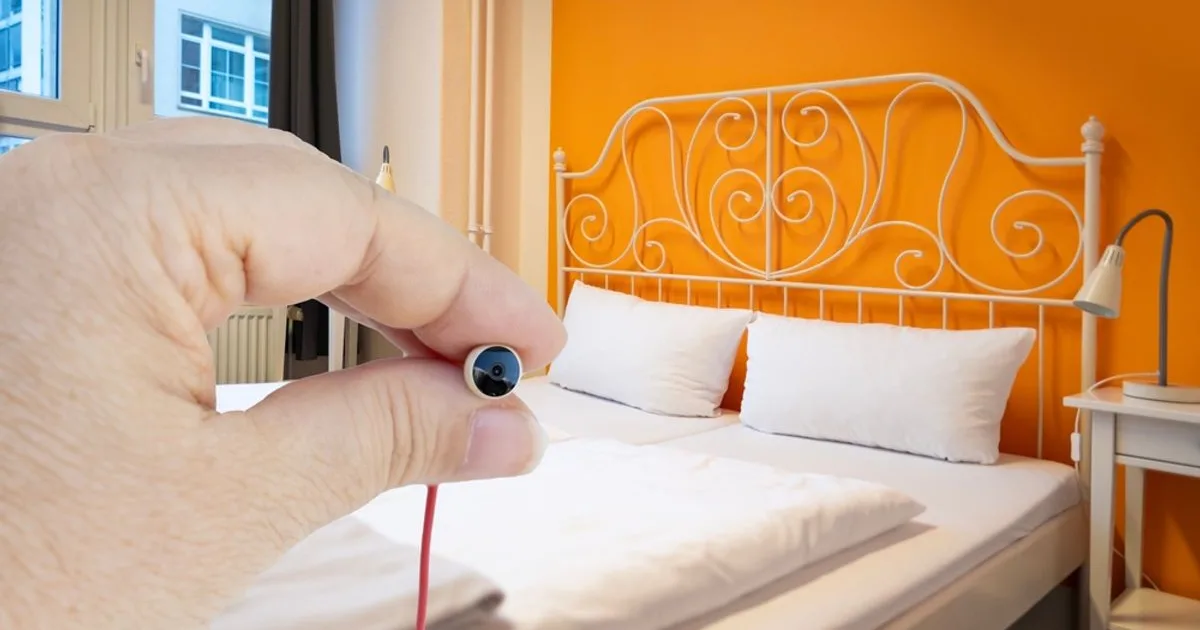 Cum poți detecta camerele ascunse într-o cameră de hotel cu ajutorul telefonului mobil