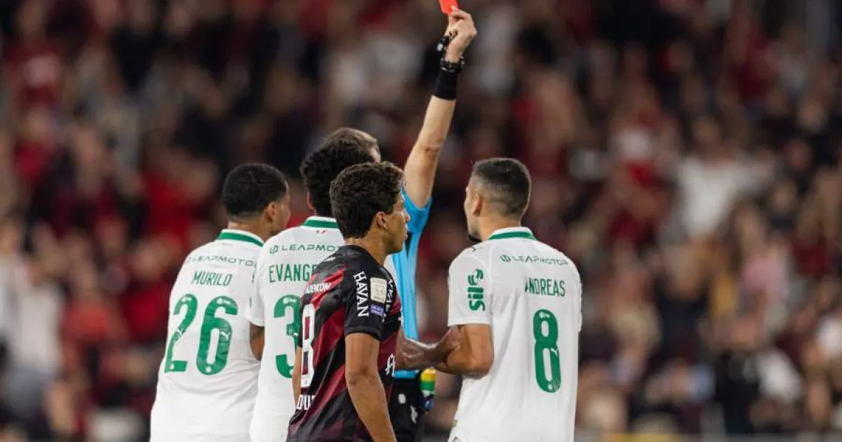 Fotbalist de la Palmeiras, eliminat după ce a jucat cu două mingi în aceeași fază