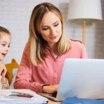 Mamă acuzată în instanță pentru că și-a înscris copiii în învățământul la domiciliu