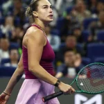 Sabalenka obține o victorie rapidă la Beijing și glumește despre Djokovic