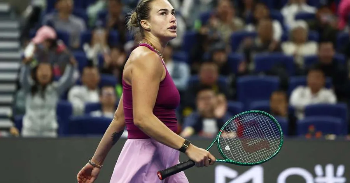 Sabalenka obține o victorie rapidă la Beijing și glumește despre Djokovic
