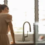 Simptomul de la umărul drept care poate indica cancer hepatic. Avertismentul medicilor