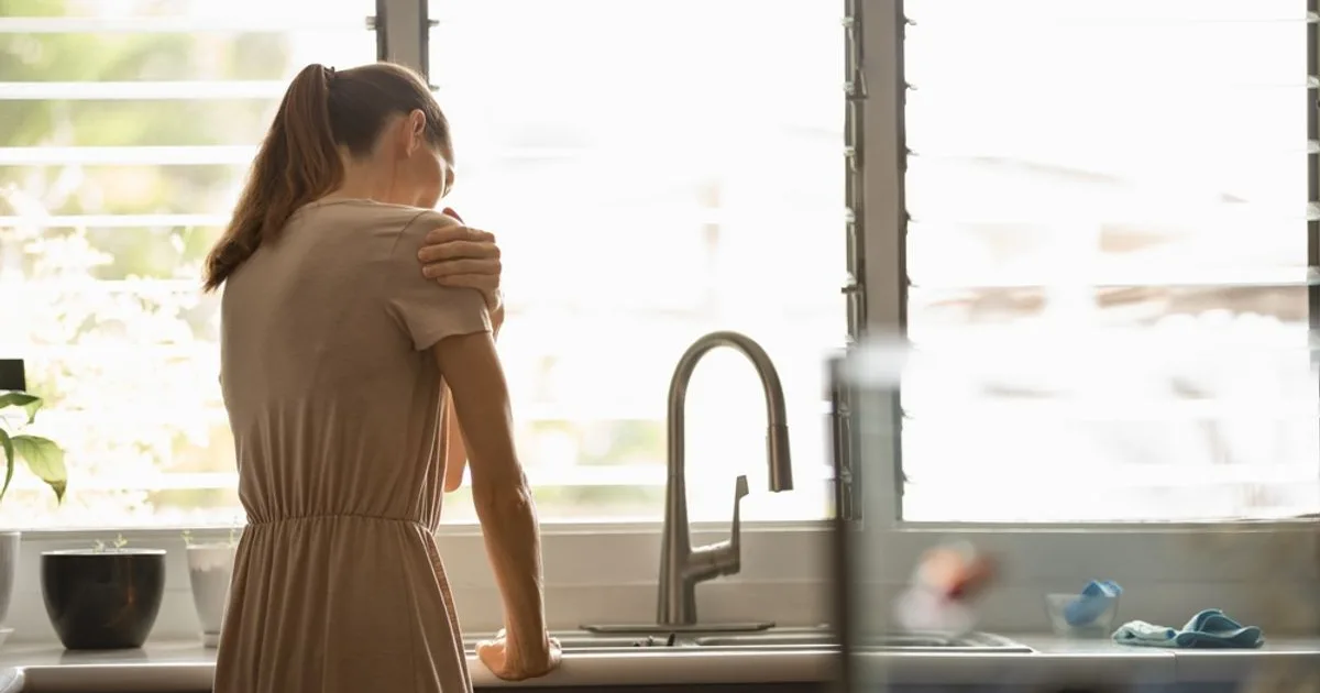 Simptomul de la umărul drept care poate indica cancer hepatic. Avertismentul medicilor
