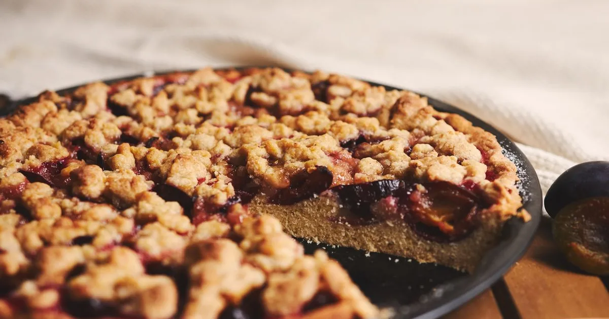 Streusel cu prune, desert german cu crustă crocantă din 7 ingrediente