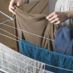 Uscarea hainelor în casă: greșeala care îți afectează locuința